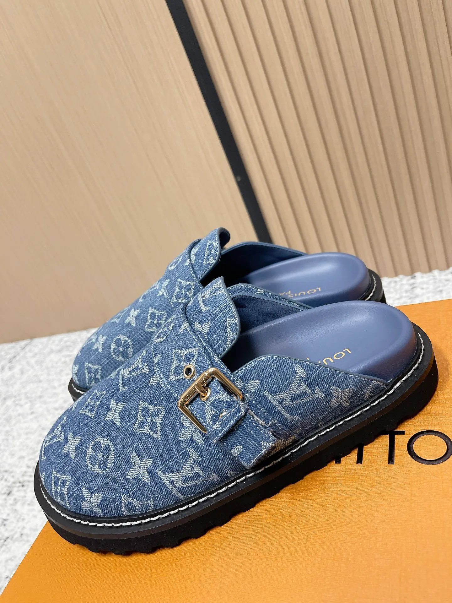 [L Family] P: 460💰 Size: 35-46 (female 40.41, male 45 46 custom-made) Top version Louis vuitton Lv new couple Birkenstock slippers. Cute and cute, not too good on the feet. Simple and high-end slingback design. Ready to wear and go. Good news for lazy people. Imported cowhide leather upper/imported old calico. Original hardware buckle, original molded high-density foam outsole.